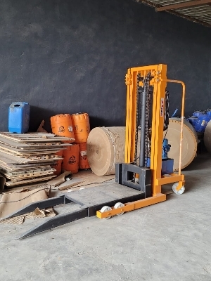 Hydraulic Stacker - Capacity(Load): 500-1000  Kilograms (Kg)