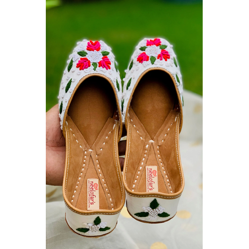Bohemian Embroidered White Pair Of Genuine Leather Juttis
