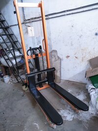 Manual Hydraulic Stacker