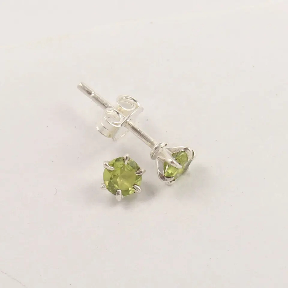 925 Sterling Silver Attractive Natural Green Peridot Round Shape Stud Earrings