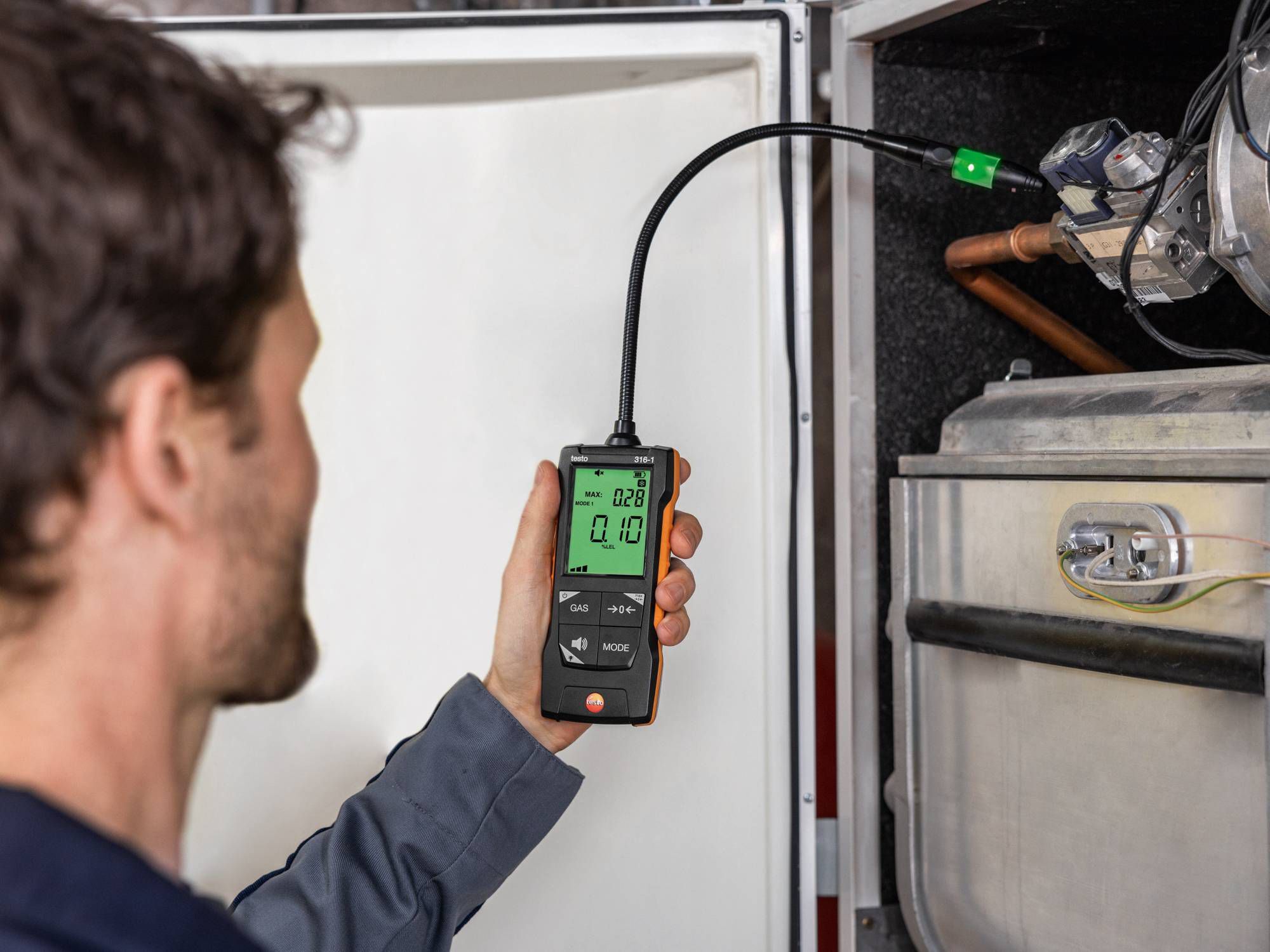 Gas leak detector with flexible probe