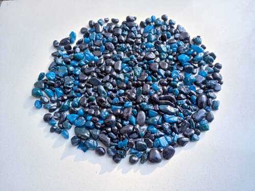 Small and medium size round polished blue color coated pebbles stone and gravels price per tone