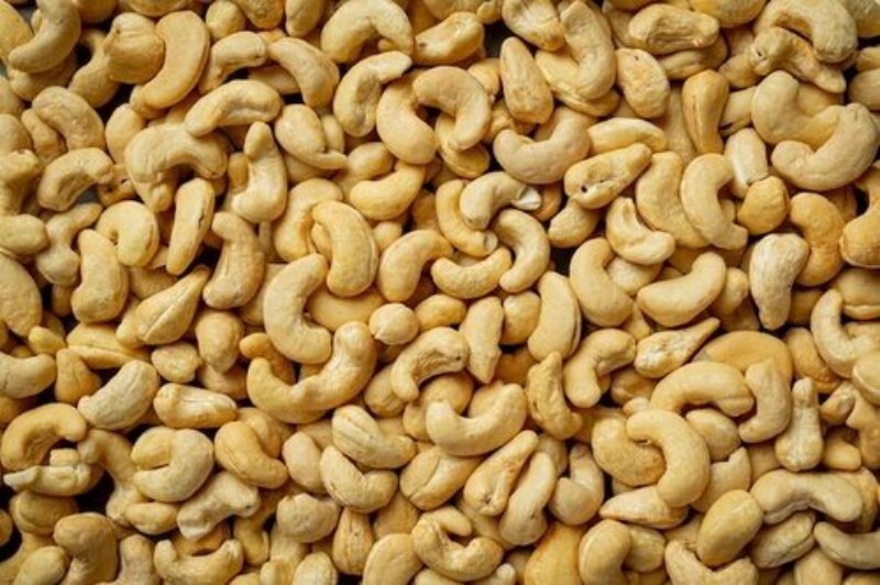 Cashew Nuts - Raw White Dried Cashew Nuts | Superb Quality for Chocolate and Nut Butter Processing