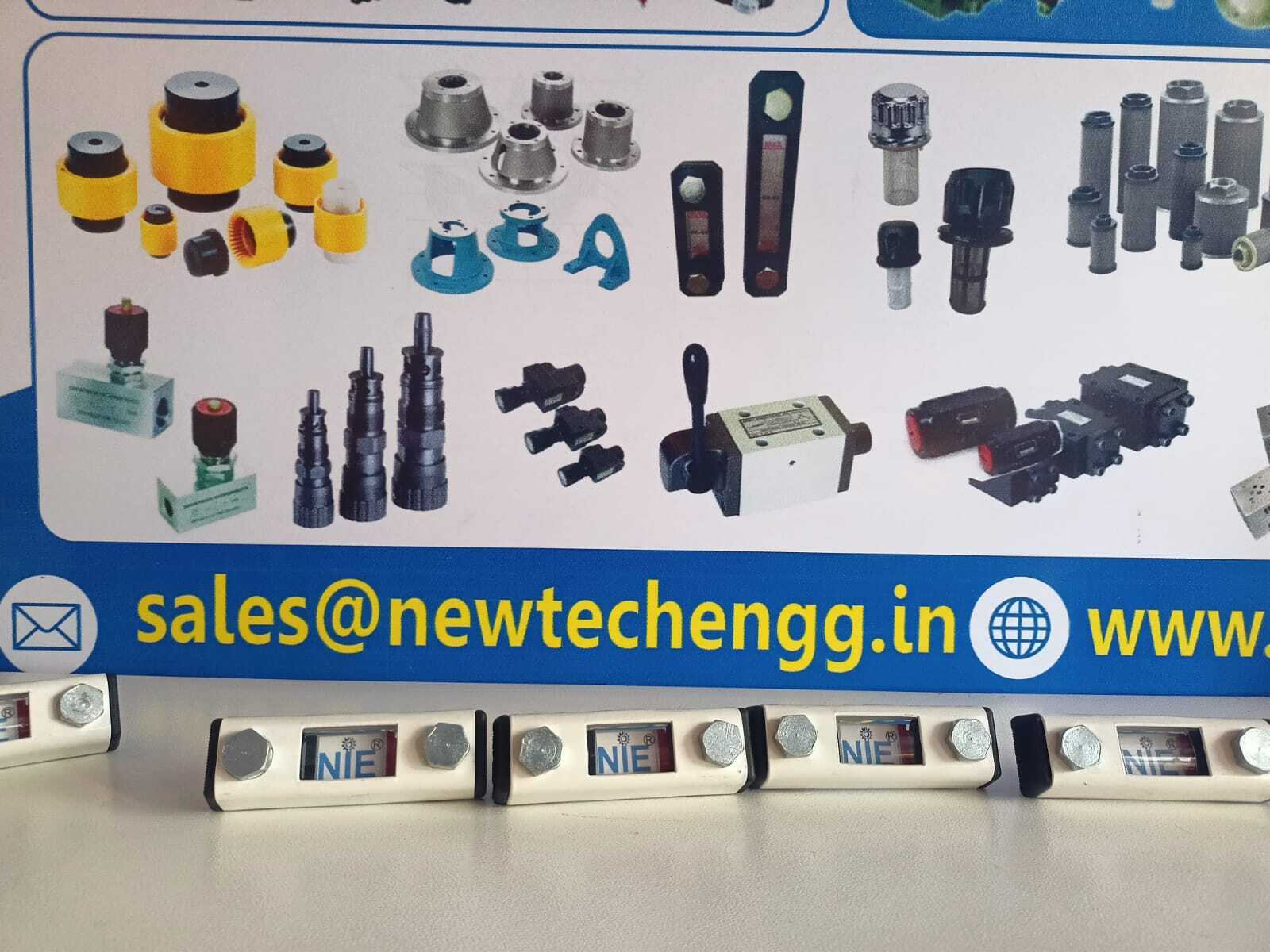 HYDRAULIC OIL LEVEL INDICATOR