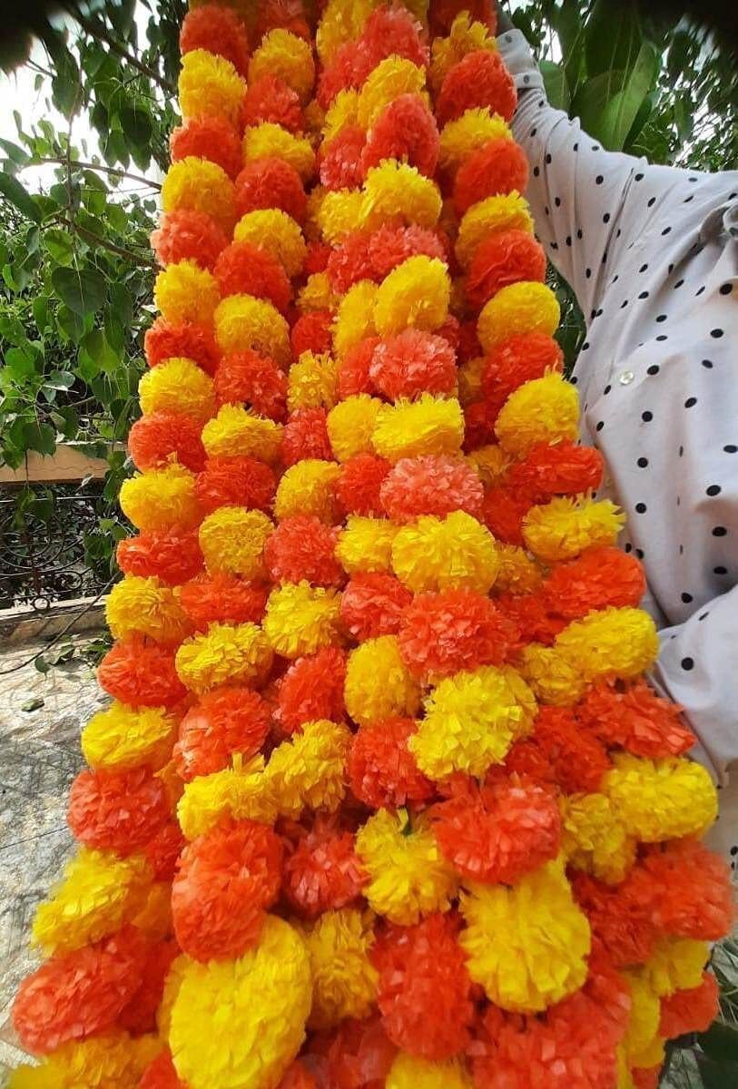Artificial marigold flowers