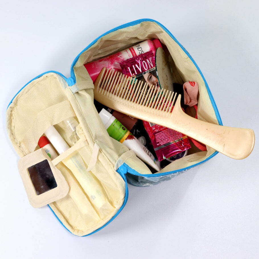 PORTABLE MAKEUP BAG WIDELY USED BY WOMEN S FOR STORING THEIR MAKEUP EQUIPMENT S AND ALL WHILE TRAVELLING AND MOVING (6228)