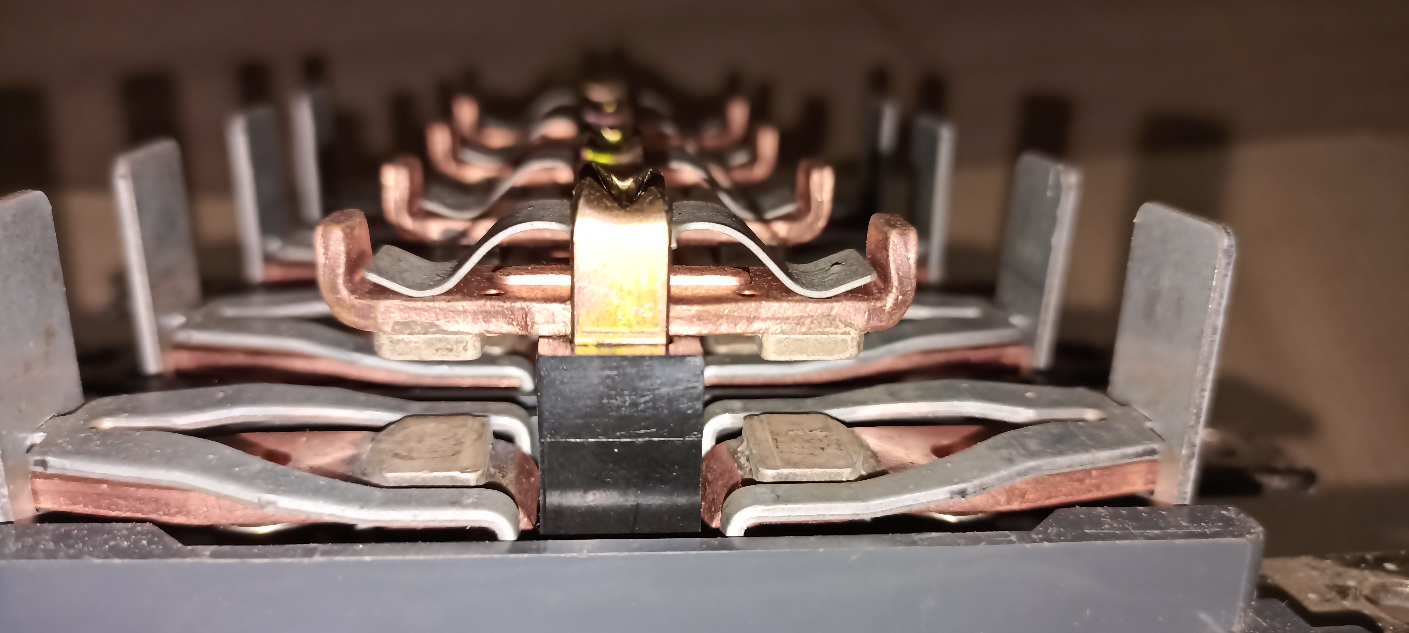 SCHNEIDER LC1F 185 - 4 POLE CONTACTOR