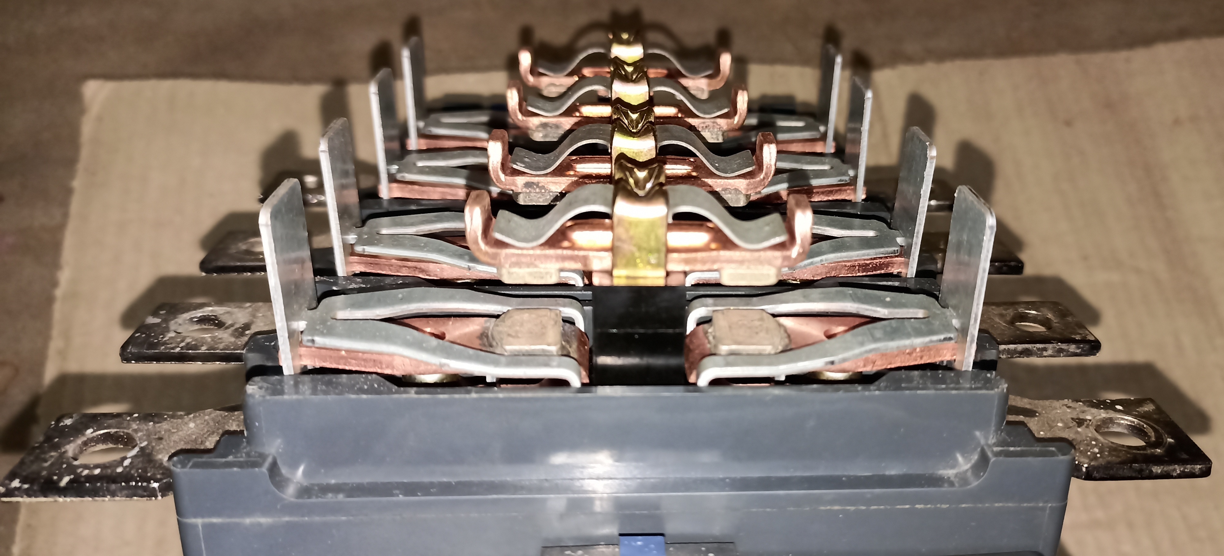 SCHNEIDER LC1F 185 - 4 POLE CONTACTOR