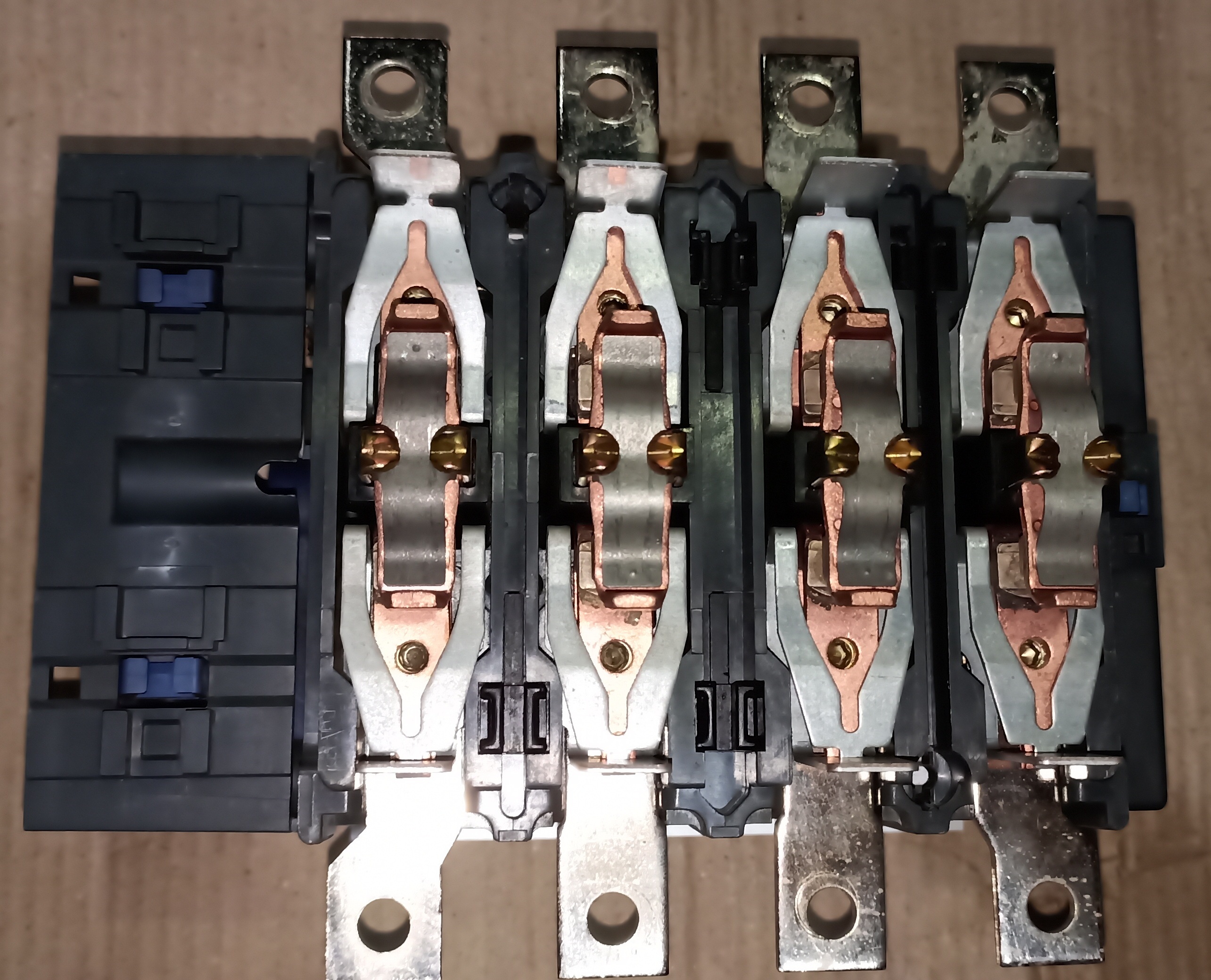 SCHNEIDER LC1F 185 - 4 POLE CONTACTOR