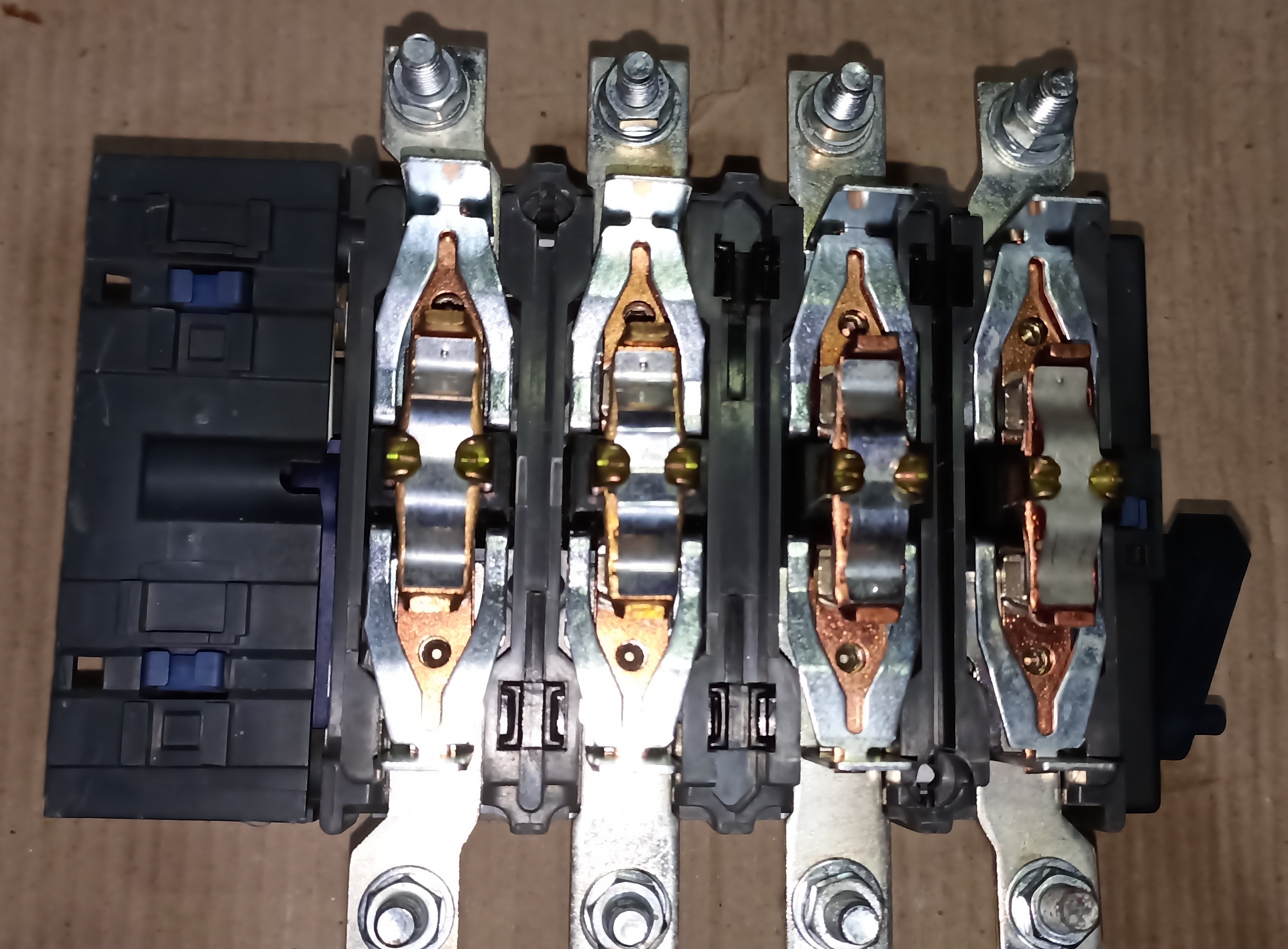 SCHNEIDER LC1F 225 - 4 POLE CONTACTOR