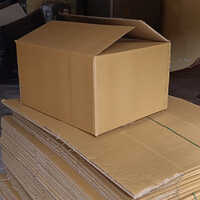 सादा भूरा नालीदार बक्से