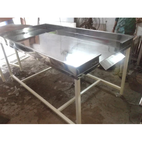SS Vegetable Sorting And Working Table