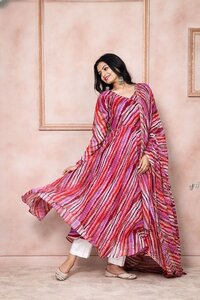 Gorgeous floral Suit Set Full Sleeve Butti Dress Kurti