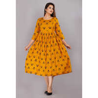 अलग-अलग उपलब्ध महिलाएं फिट और फ्लेयर मस्टर्ड पीली कुर्ती