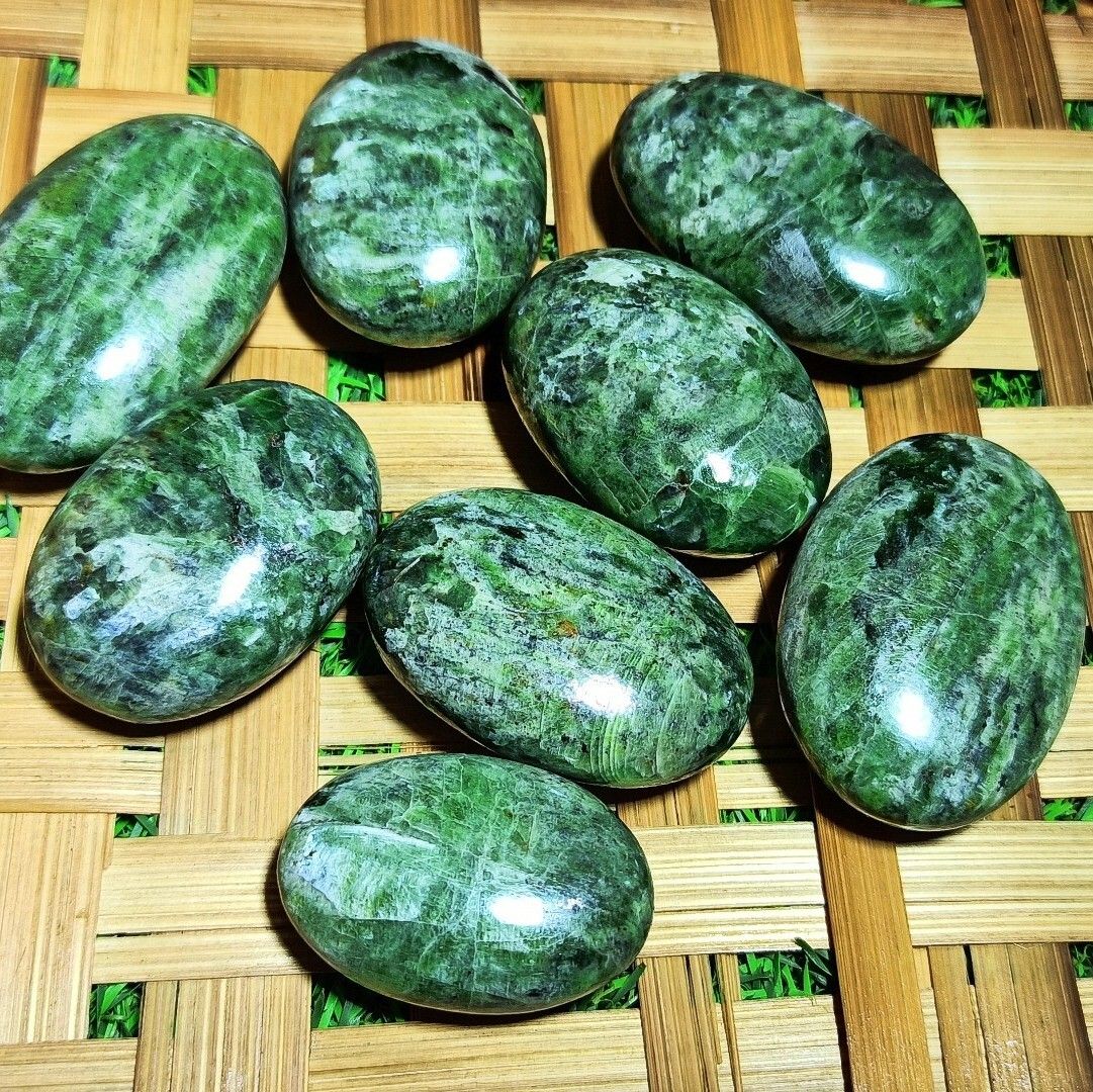 Chrome Diopside Palmstone