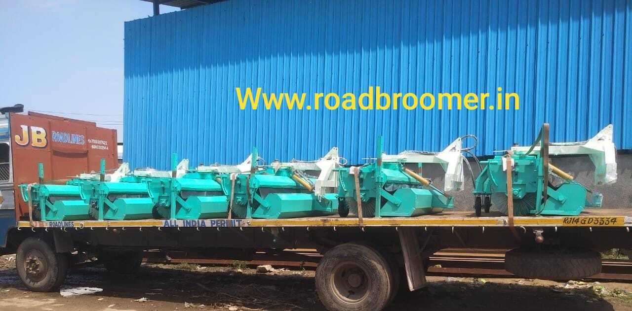 Hydraulic Road Sweeper with water fogger