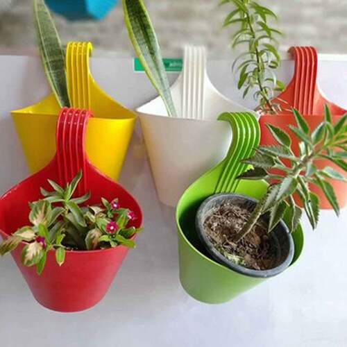 HANGING PLANTER POT USED FOR STORING AND HOLDING PLANTS AND FLOWERS IN IT AND THIS IS WIDELY USED IN IN ALL KINDS OF GARDENING AND HOUSEHOLD PLACES ETC (4822)