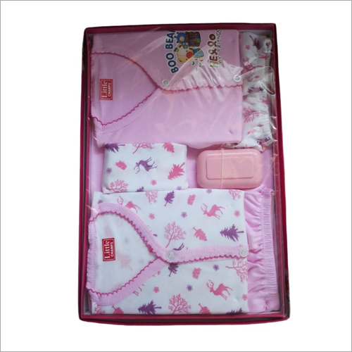 गारमेंट्स के साथ पिंक बेबी केयर किट