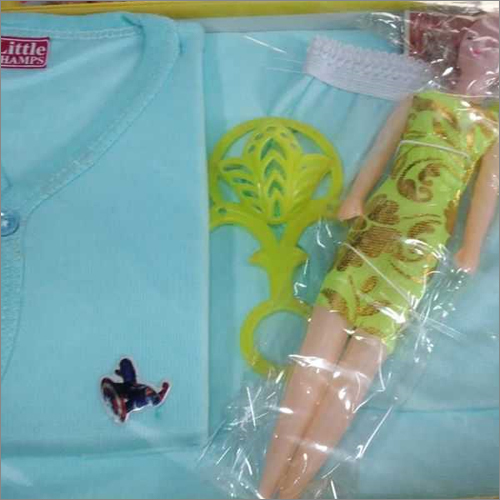 बार्बी के साथ स्काई ब्लू बेबी गारमेंट्स