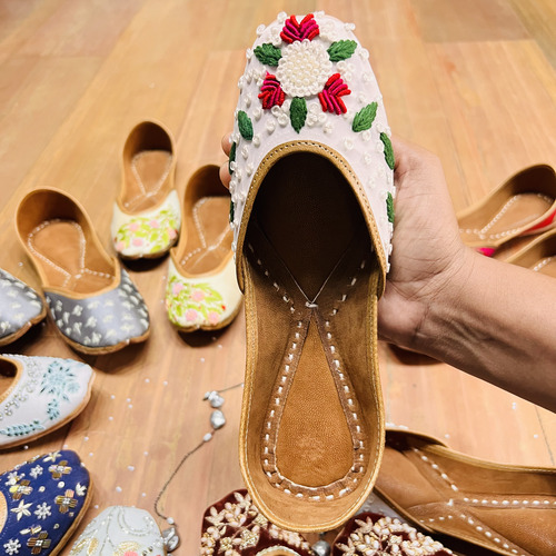 Hand embroidered juttie