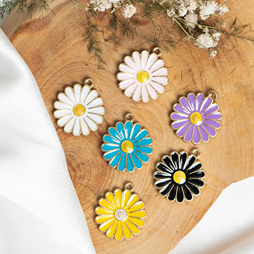 18mm Daisy Flower Enamel Charms Pendants