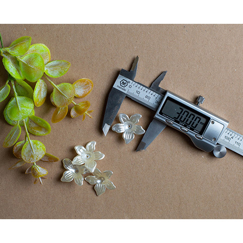 White 30Mm Plastic Pearl Flower