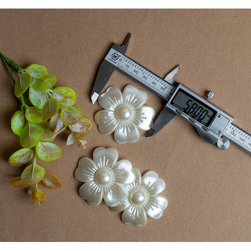 58mm Plastic Pearl Flower