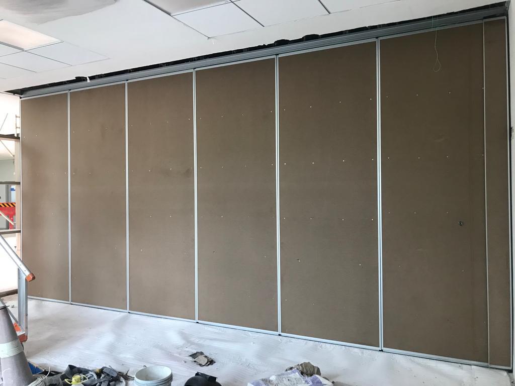 Sliding folding partition