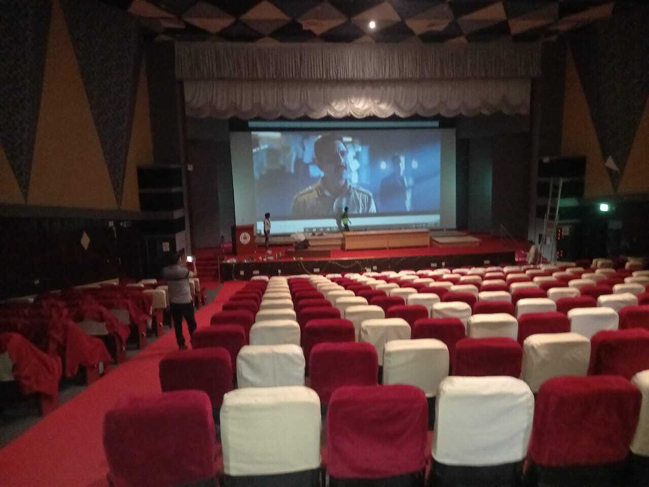 Fixed screen for Auditorium