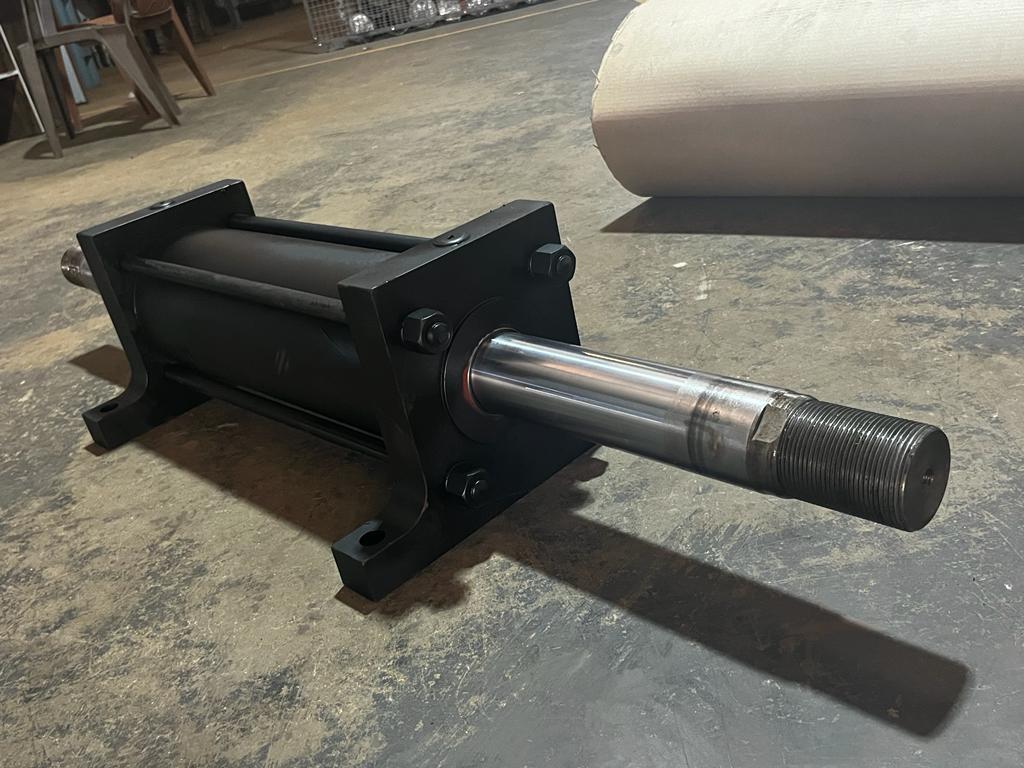 Double ended hydraulic cylinder