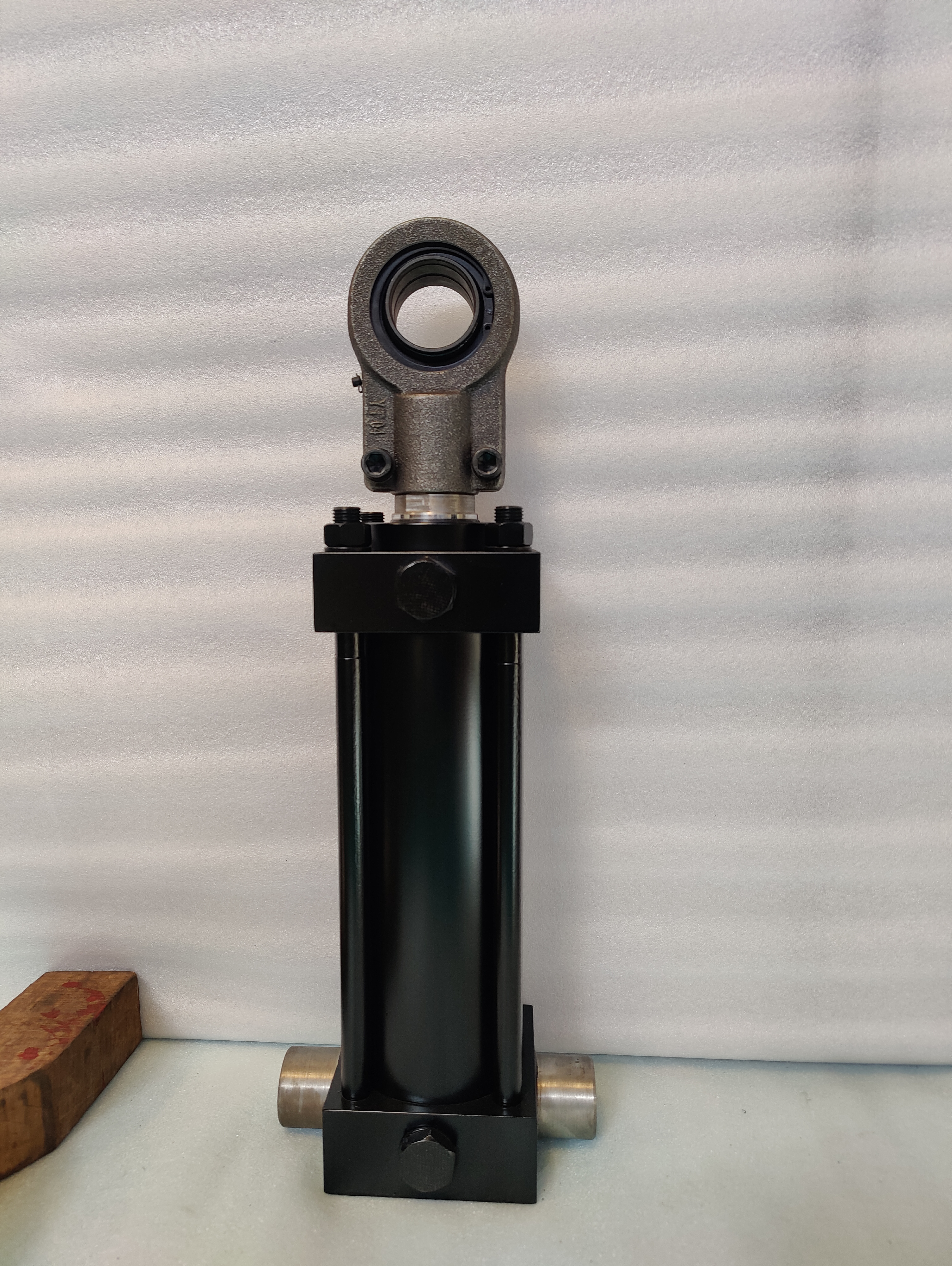 HYDRAULIC CYLINDER WITH ROD END BEARING.