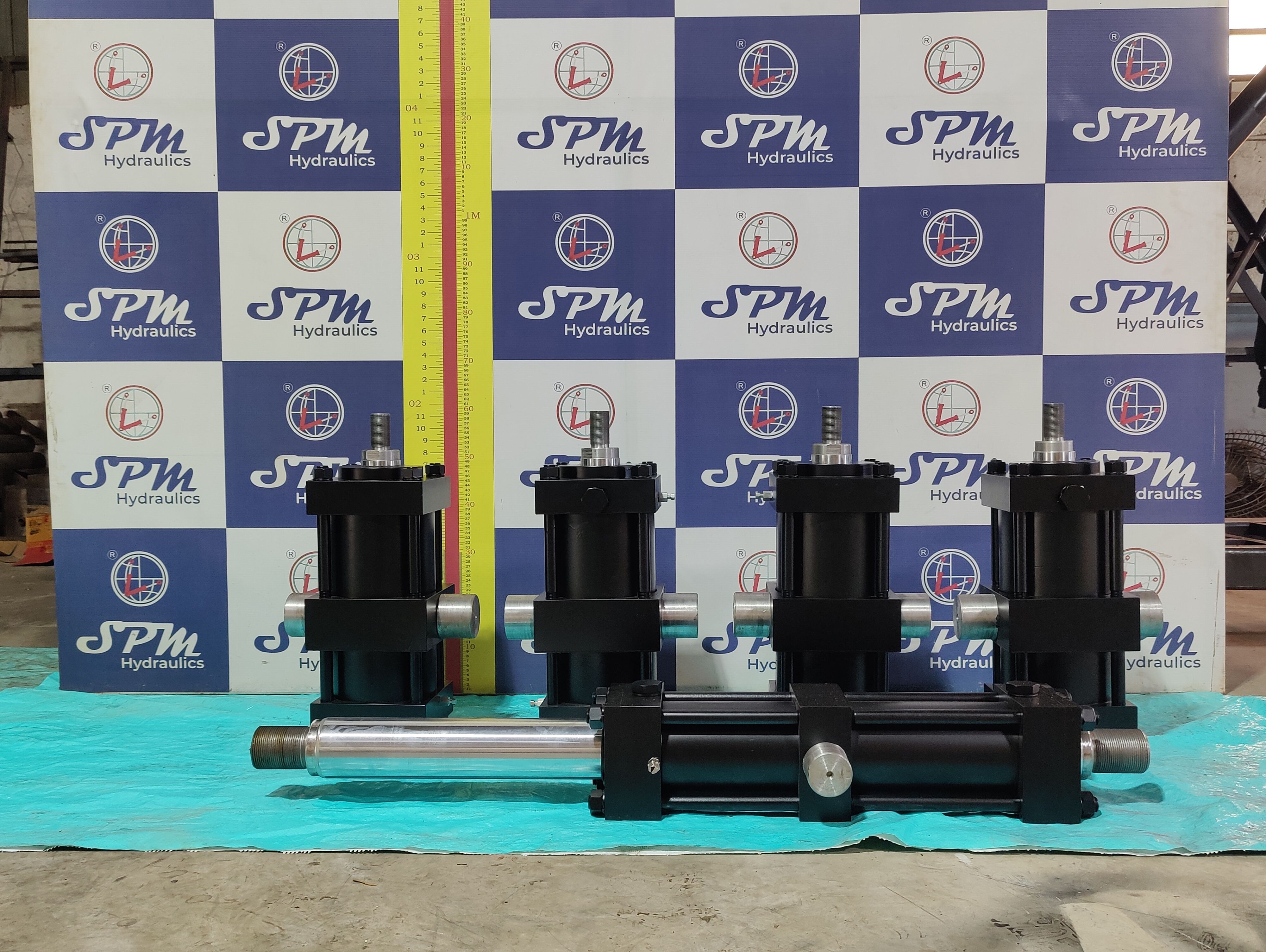 HYDRAULIC CYLINDER WITH ROD END BEARING.