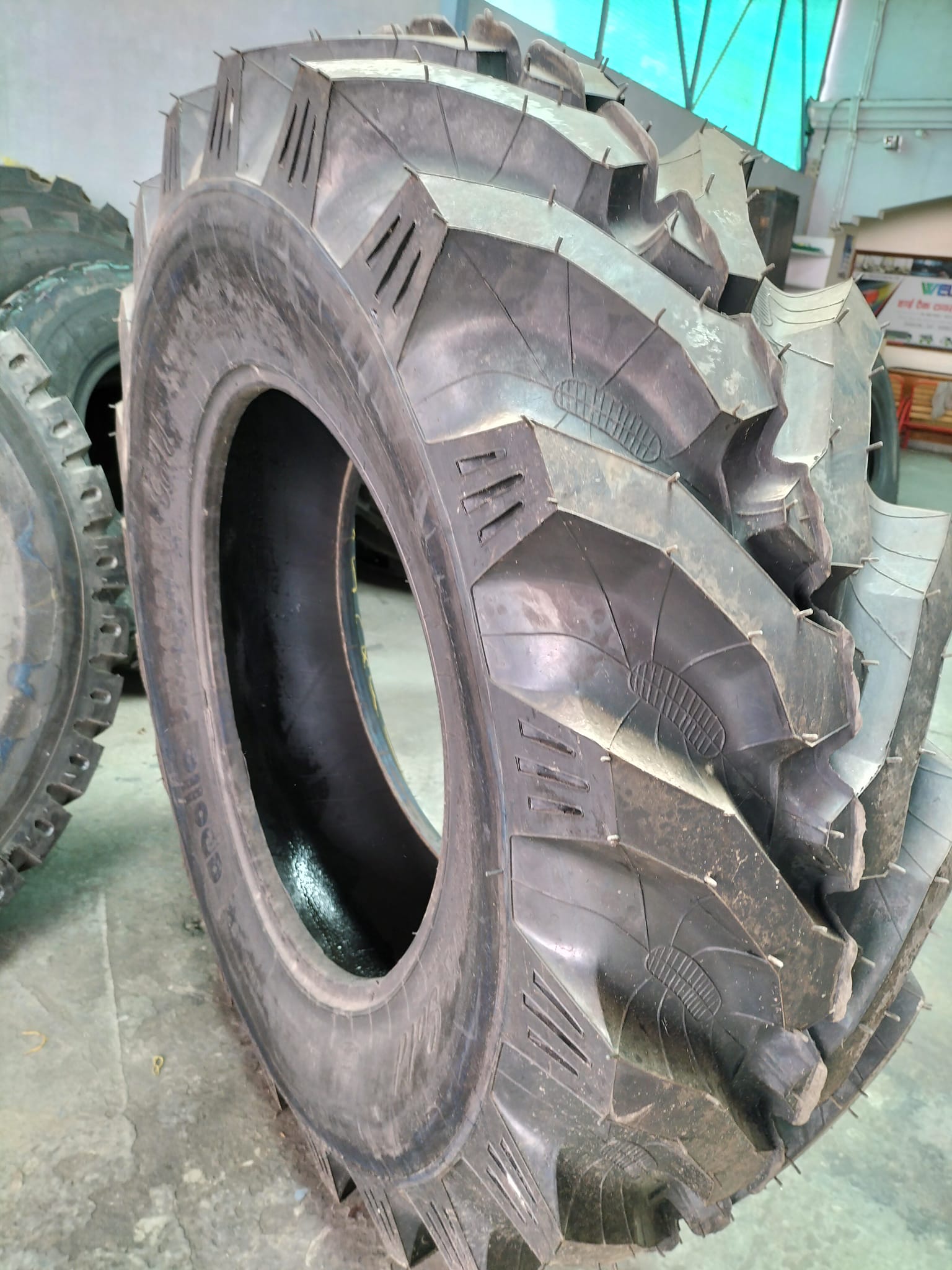 TRACTOR REAR TYRE 16-9-28