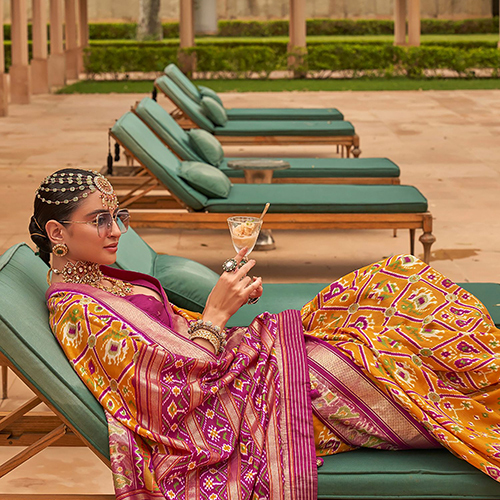 Womens Silk Blend Mustard Woven Design Saree With Blouse टुकड़ा