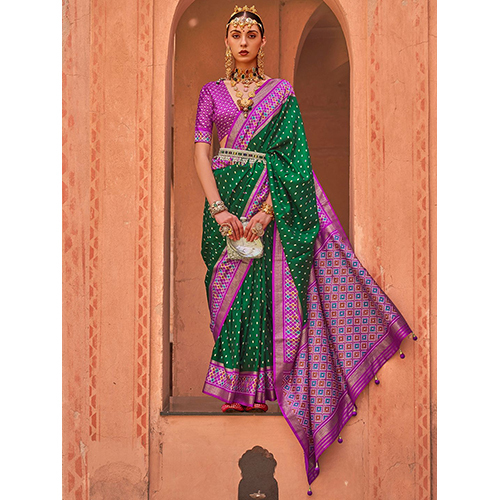 Womens Silk Blend Green Woven Design Saree With Blouse टुकड़ा