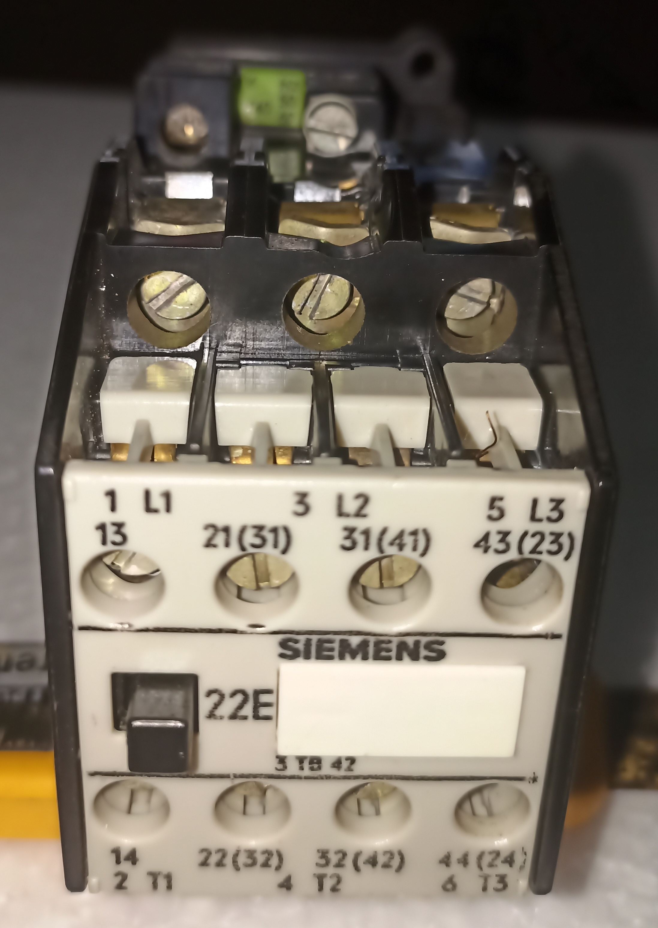SIEMENS 3TB-42 DOUBLE POLE CONTACTOR