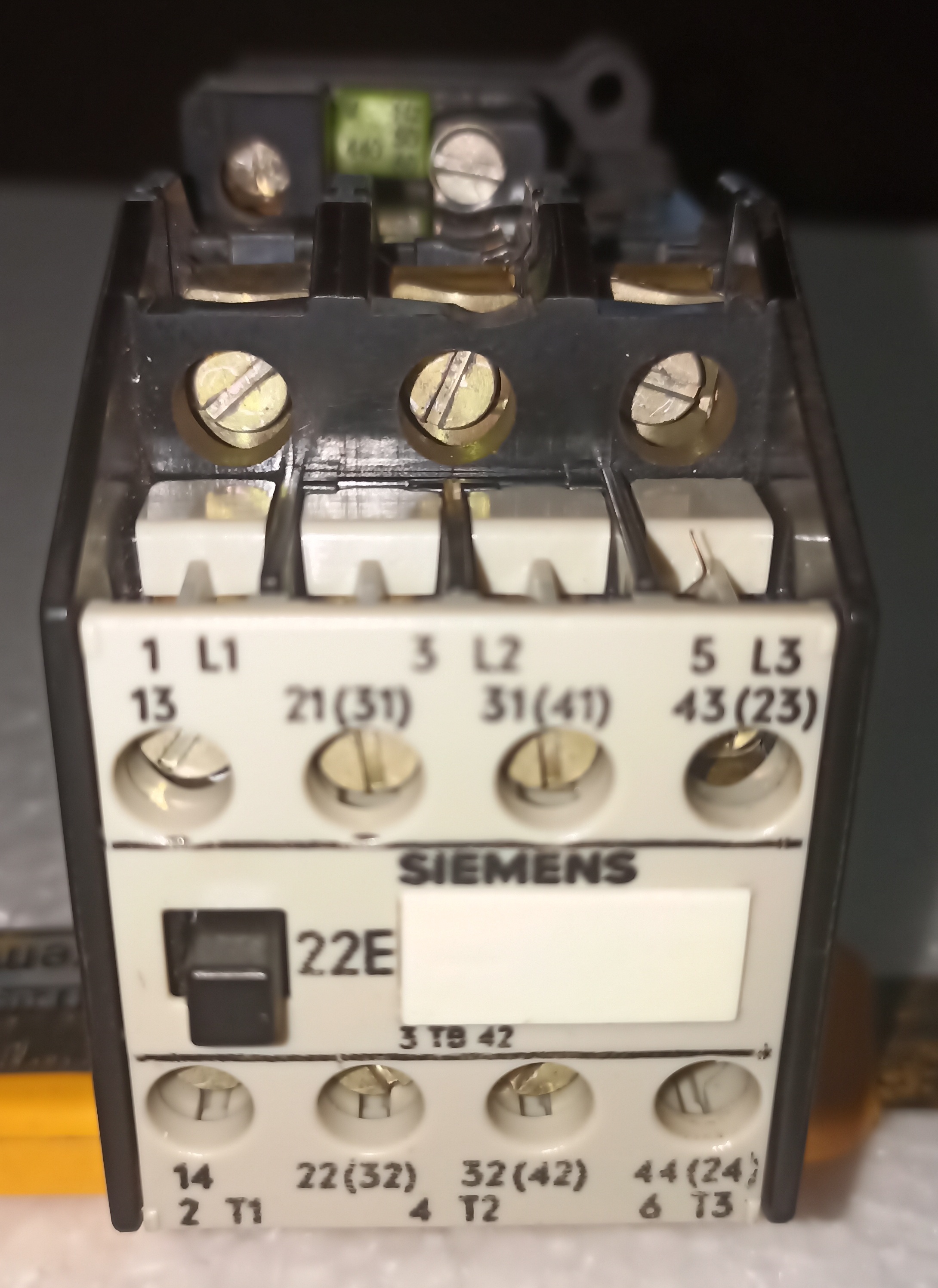 SIEMENS 3TB-42 DOUBLE POLE CONTACTOR