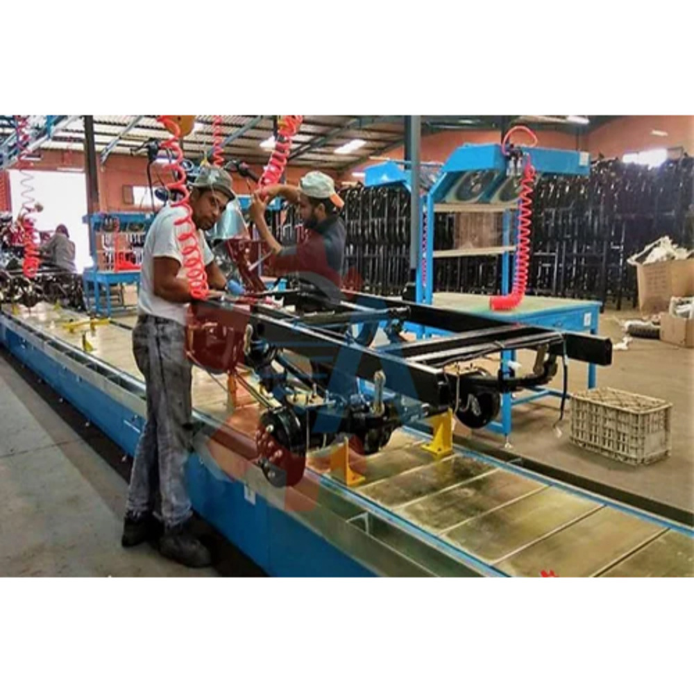Three Wheeler Assembly Line - Mild Steel Slat Conveyor, Silver Finish with Safety Guard