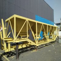 Four Bin Feeder - Mild Steel Construction, 30 Ton Weight Capacity, 220v Operating Voltage, Hydraulic Pressure Method, Yellow Finish, High Mixing Efficiency