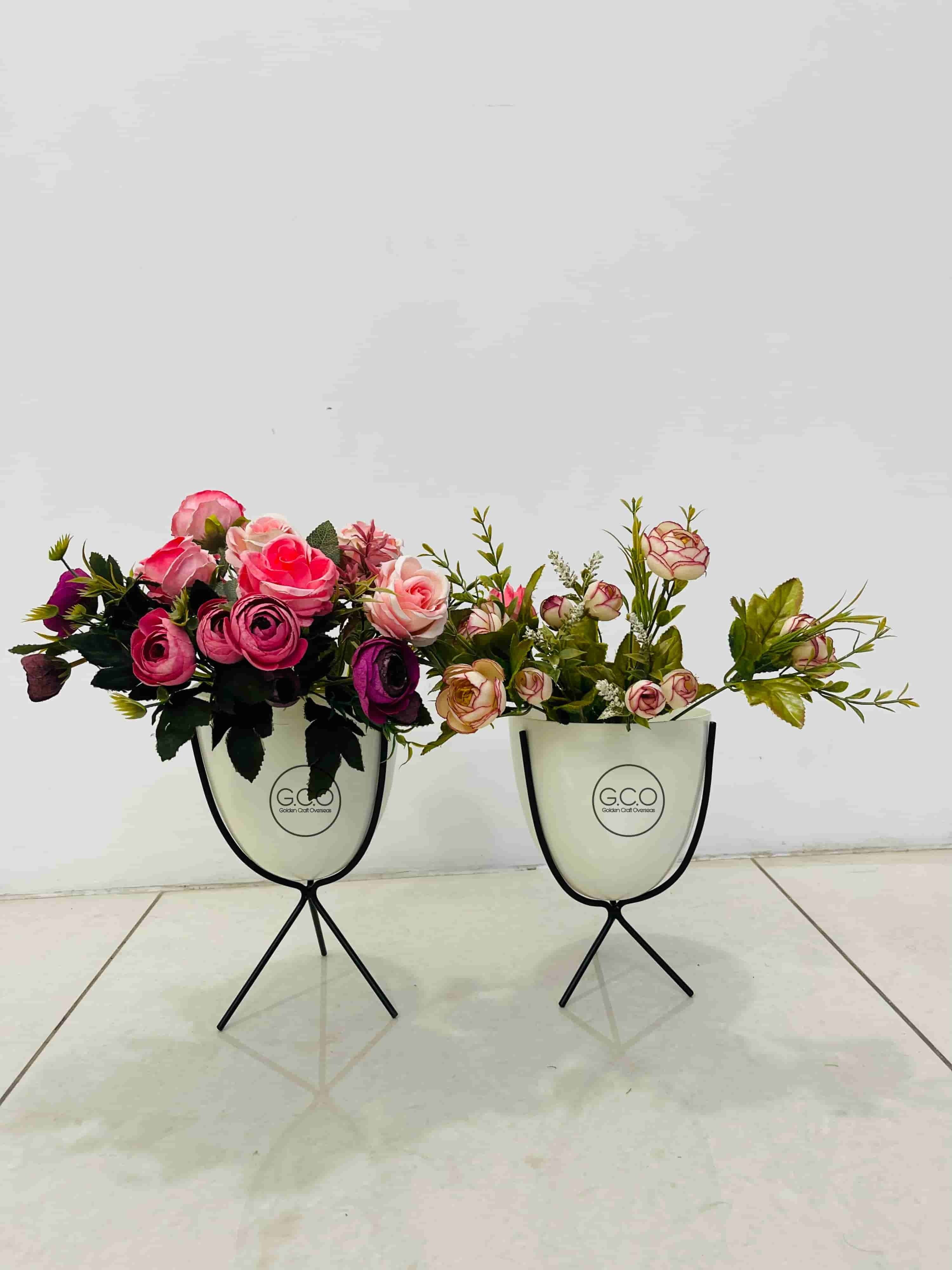 Miniature Planter Set of 2 in iron with white and black powder coated finish for desk