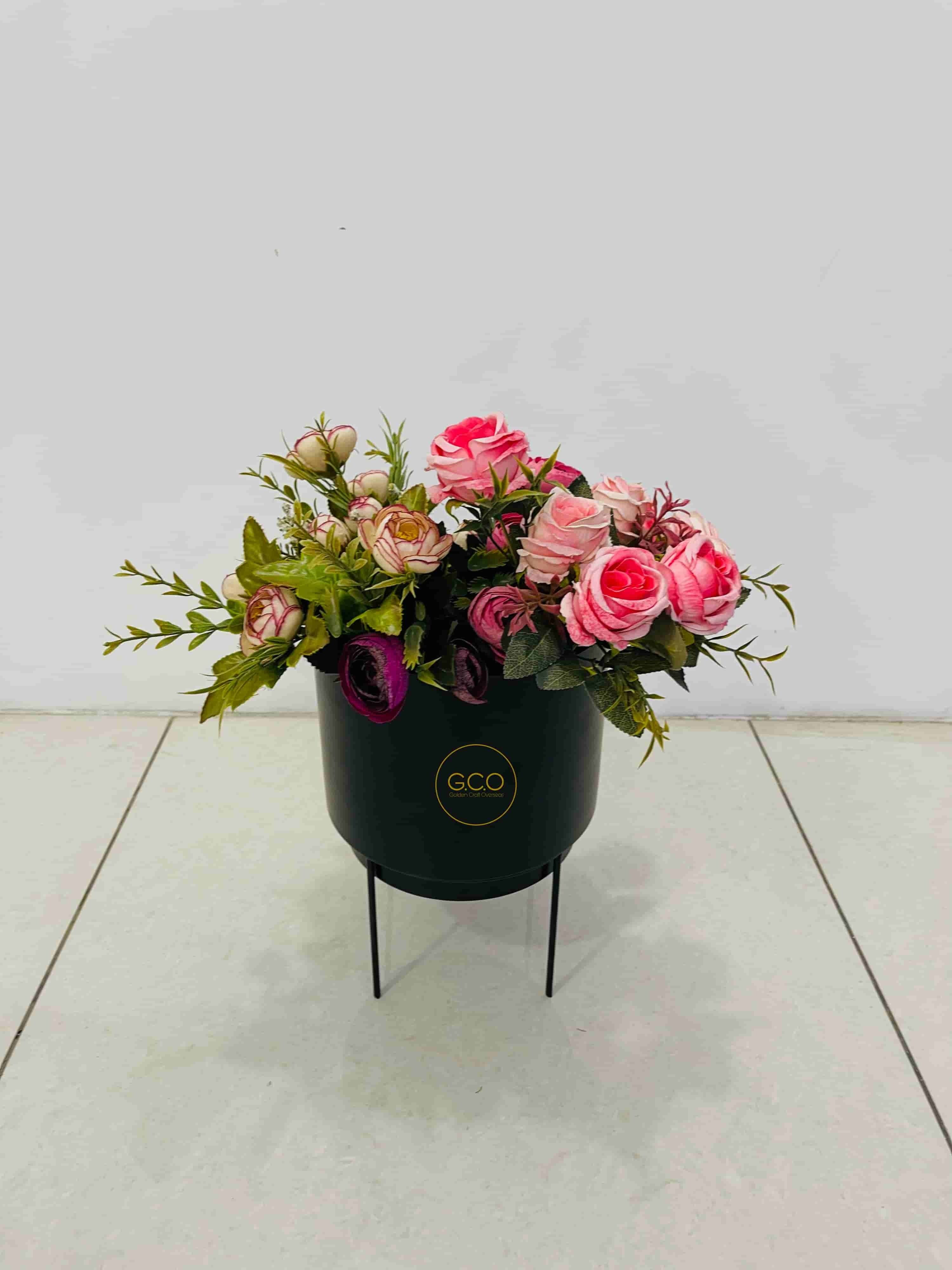 Matte black Flower vase in iron for tables and desk decorations