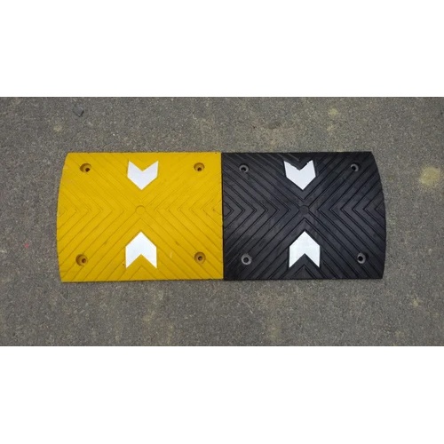 500 x 415 x 75 mm Arrow Rubber Black & Yellow Speed Breaker