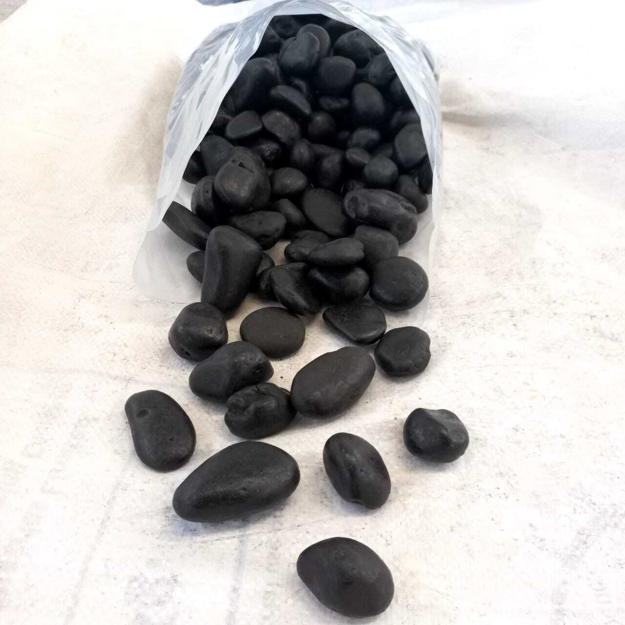 Polyurethane coated high polished natural black pebbles for garden decoration and landscaping