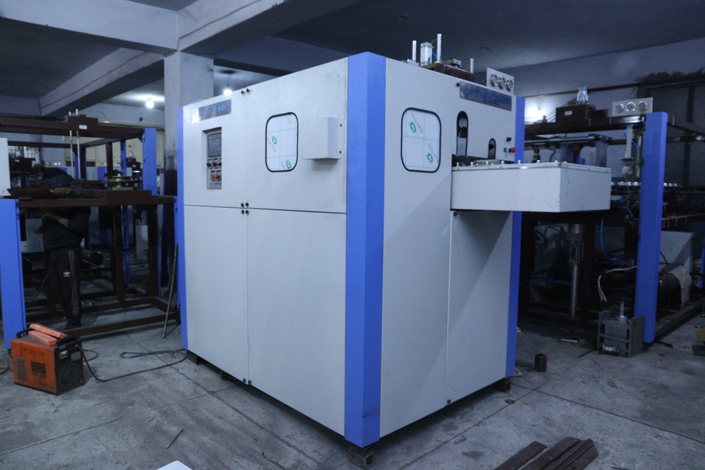 Manual Feed Pet Blow Moulding Machine - Color: White