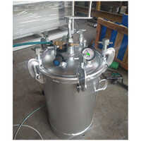 Silver Pressure Feed Paint Tank