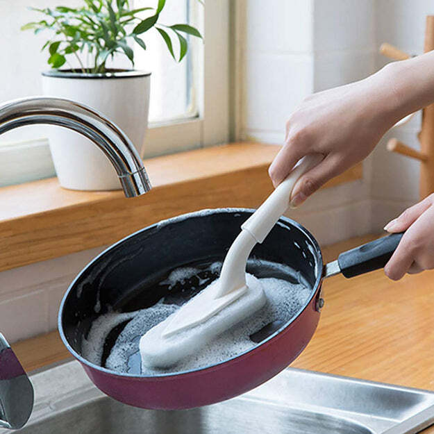 CLEANING BRUSH CREATIVE TRIANGLE KITCHEN BRUSH BATHROOM CLEANING TOOL CLEANING BRUSH (4111)
