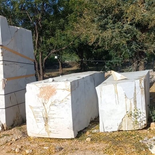Large Natural White Quartz Blocks Extracted from Mines for Tiles and Slab Making Industries