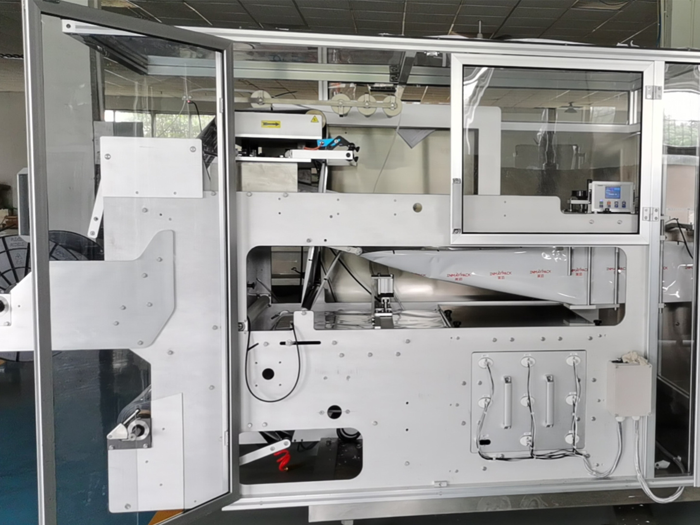 Automatic horizontal shaped standup pouch sachet shaped bag form fill seal packing machine liquid food snack packing machine