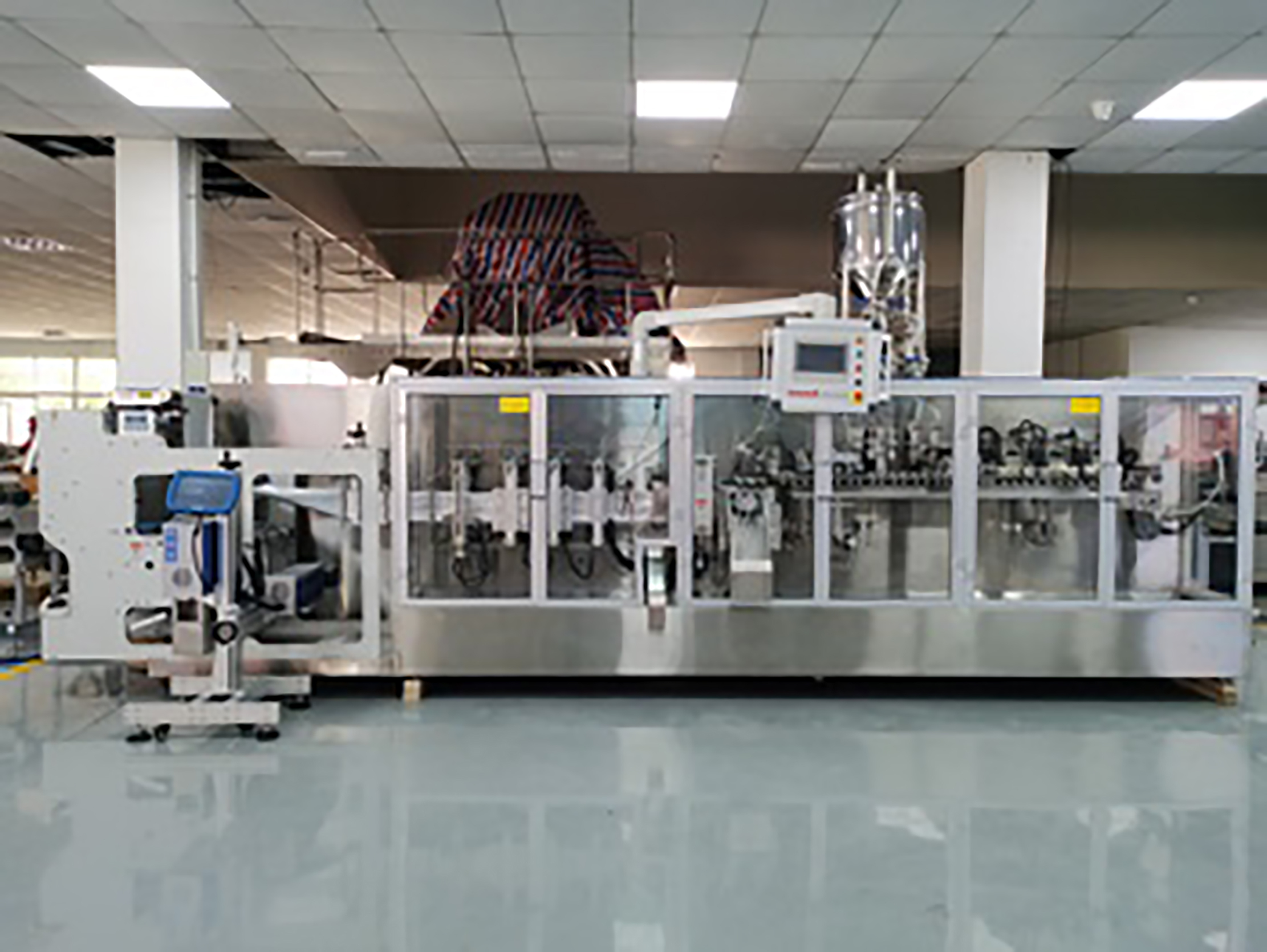 Automatic horizontal shaped standup pouch sachet shaped bag form fill seal packing machine liquid food snack packing machine