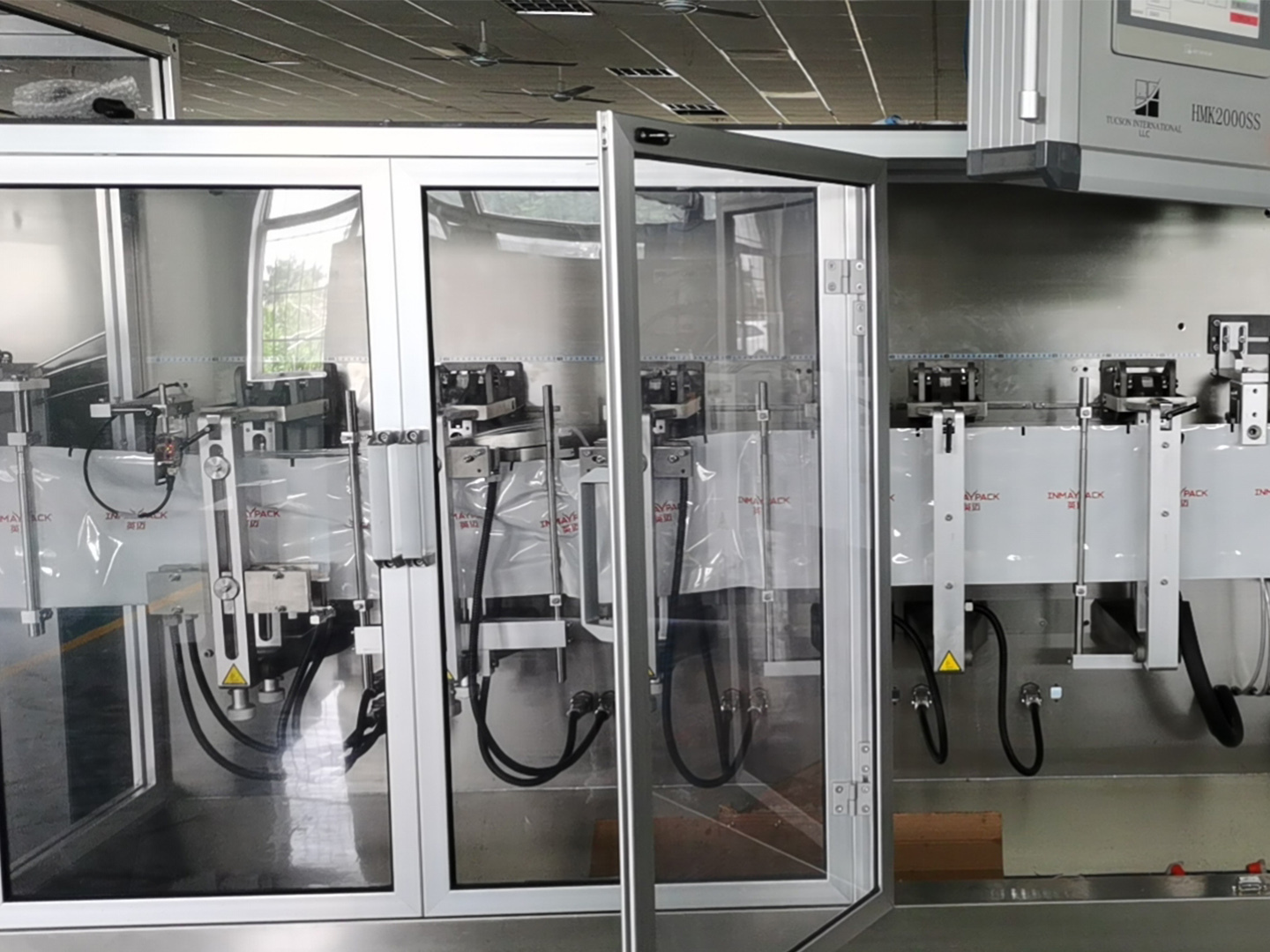 Automatic horizontal shaped standup pouch sachet shaped bag form fill seal packing machine liquid food snack packing machine